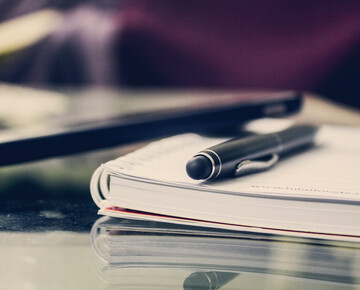 © https://www.pexels.com/de-de/foto/schwarzer-twist-pen-auf-notebook-891059/