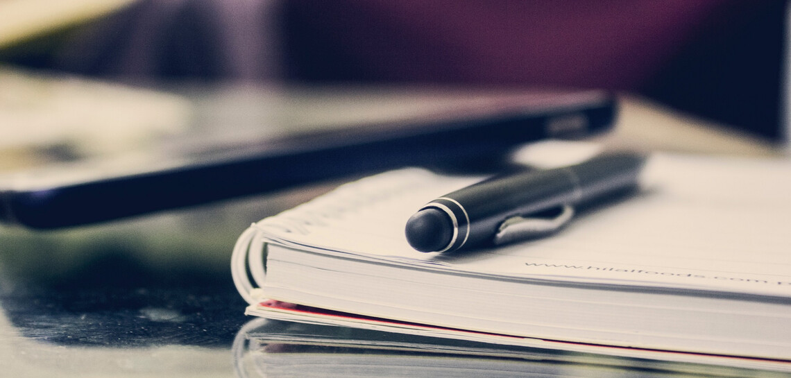 © https://www.pexels.com/de-de/foto/schwarzer-twist-pen-auf-notebook-891059/