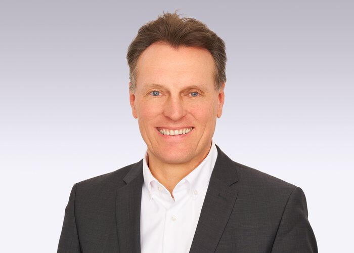 laechelnder-mann-mit-sakko-hemd