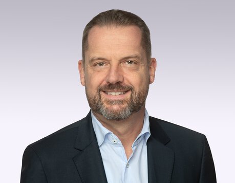 laechelnder-mann-im-sakko-hemd