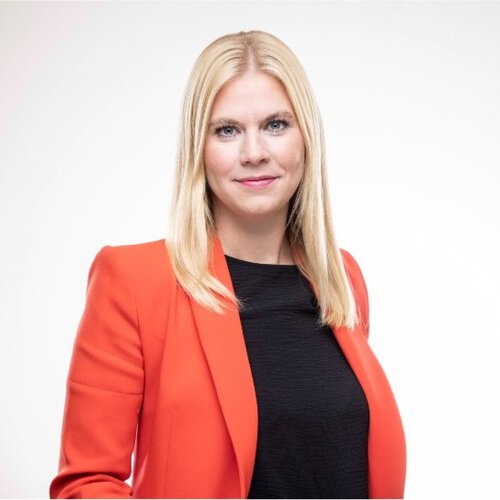 laechelnde-frau-im-blazer